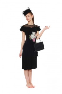 schwarzes 30er Jahre Kleid mit Bumenapplikationen Gr. 34