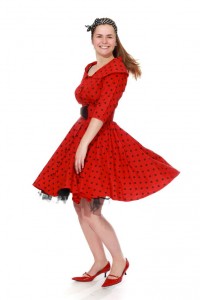 rotes Kleid mit Tellerrock, Gürtel und Petticoat
