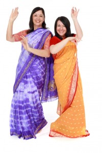 fertig gewickelte Saris in lila und sonnengelb, für Größen 34 bis 40