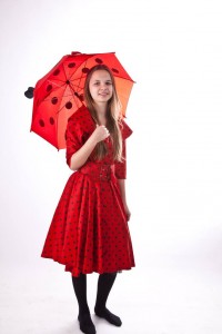 rotes Pünktchenkleid im 50er Jahre Stil mit Regenschirm