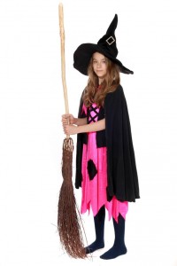 pinkes Hexenkleid mit Hut, Umhang und Besen