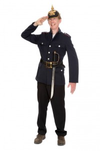 blaue Uniformjacke mit Säbel und Pickelhaube