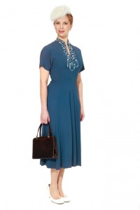 blaues Kleid aus den 30er Jahren mit perlenbesticktem Ausschnitt Gr. 36
