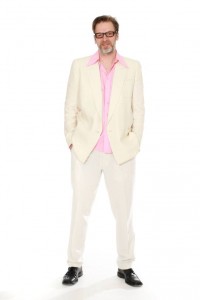 weißer Anzug mit rosa Hemd