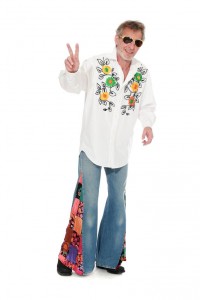 Jeansschlaghose, Hemd mit Blumenapplikationen