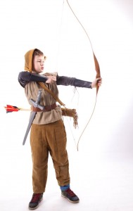 Leinenhose und Hemd, Robin Hood Hut und Armstulpen