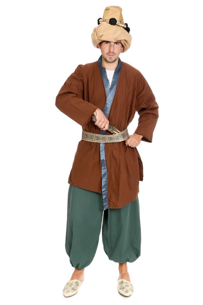 weite Hose und Jacke mit Ornamentgürtel und Turban