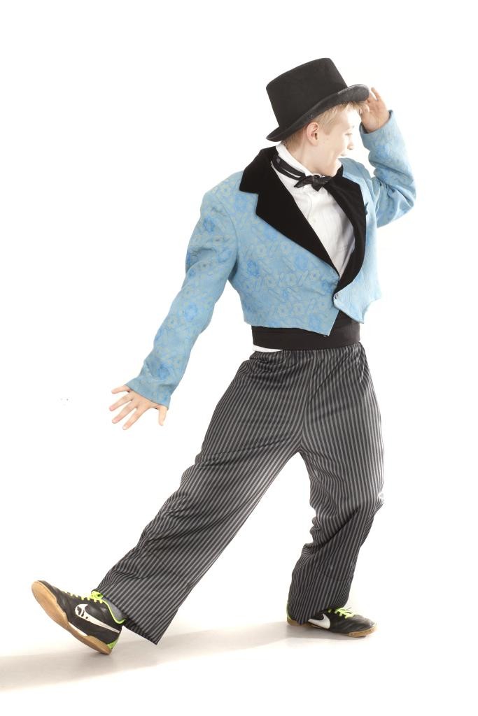 kurze, blaue Smokingjacke Gr. 164, gestreifte Hose, Kummerbund