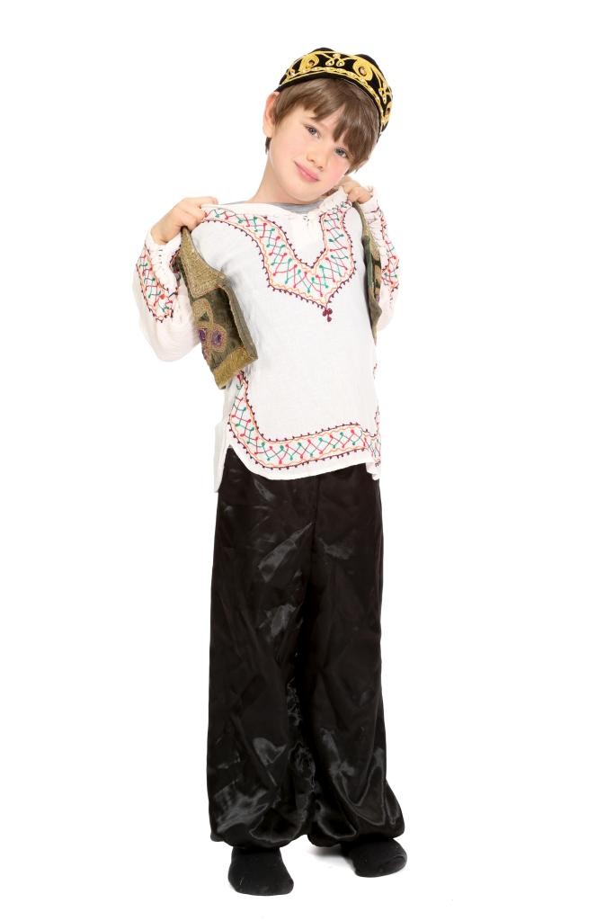 Folklorewesten, -hosen und Kopfbedeckungen sind in verschieden Ausführungen vorhanden