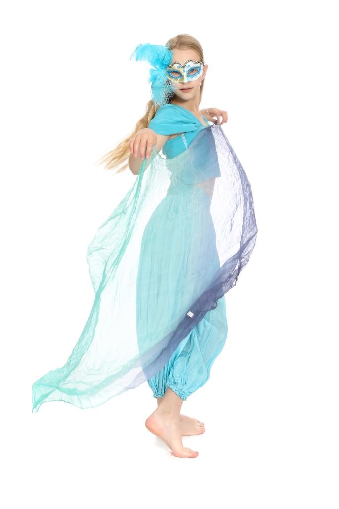 türkisfarbene Pumphose, Top, Schleier Gr. 140