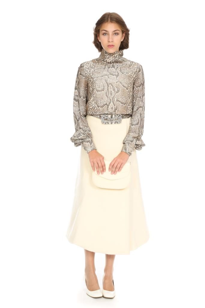 Lurexoberteil im Reptildruck mit angeschnittenem Wollrock und Straßschnalle