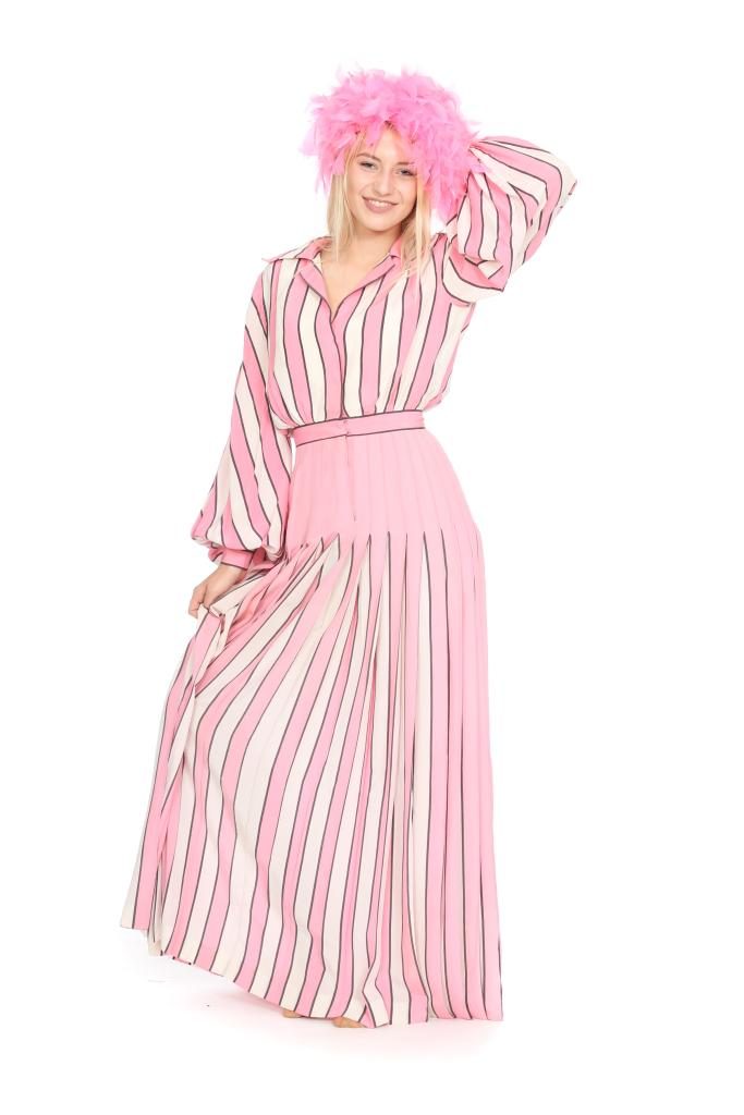 Plisséerock mit angeschnittener Bluse aus gestreifter Crèpe de Chine