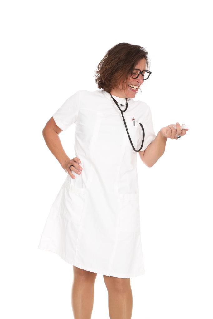 weißer Kittel, Stethoskop und Brille in verschiedenen Größen und Variationen