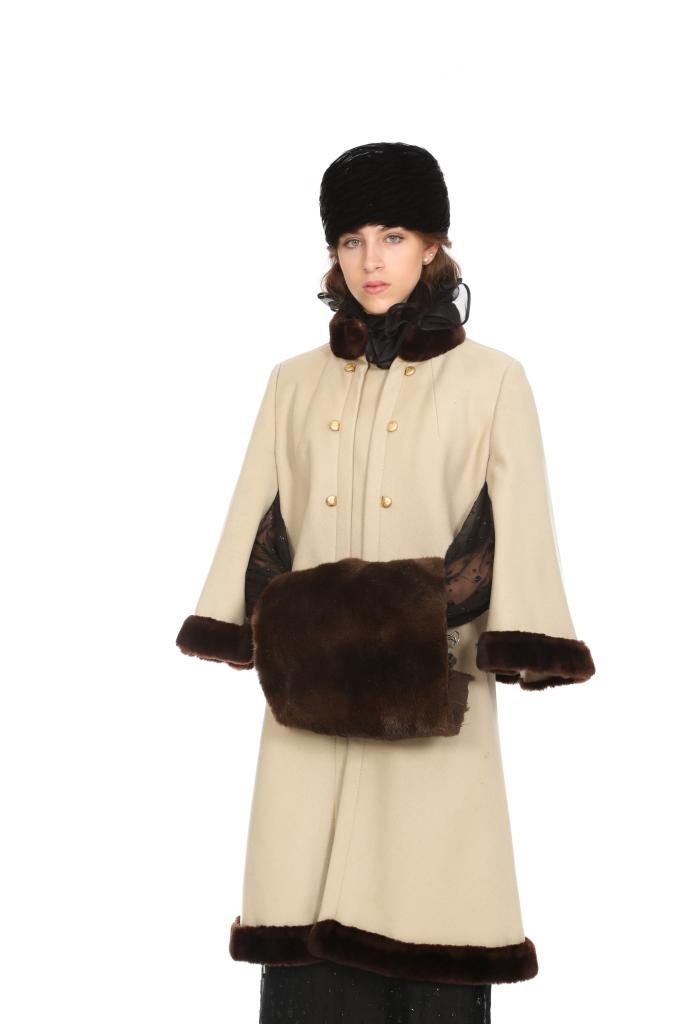 beigefarbenes Cape mit Kunstpelzbesatz