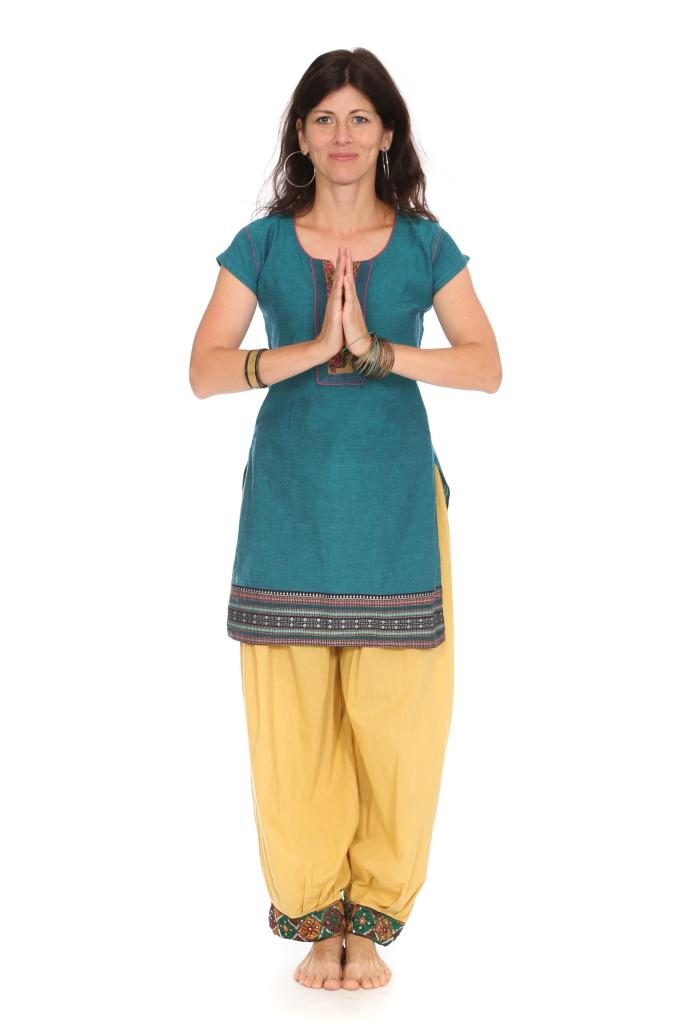 gelbe Baumwollhose mit Stickereibündchen, Tunika in Petrol