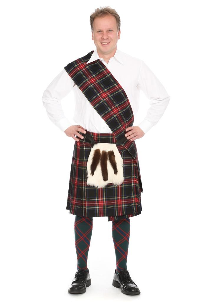 Kilt mit Schärpe, Sporran, Strümpfen und Rüschenhemd