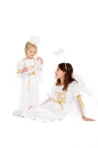 weißes Panneéesamtkleid mit Heiligenschein und Flügeln